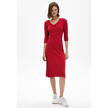 Вязаное платье цвет красный