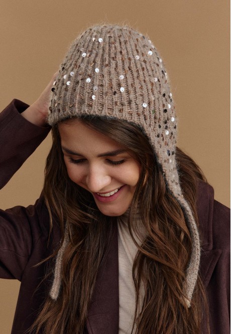 Шапка с пайетками, цвет бежевый