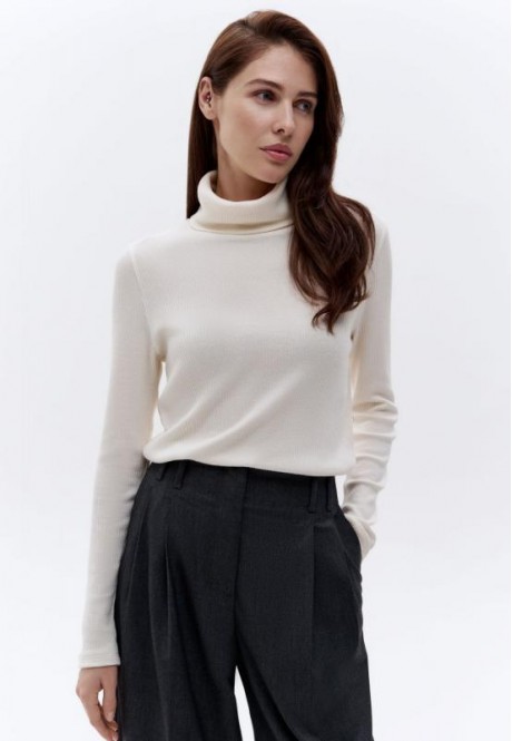 TNR215 Водолазка из рельефного трикотажа, цвет молочный, размер М