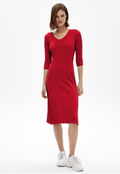 Вязаное платье цвет красный