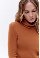 Բարձրօձիք սվիտեր ռելիեֆային տրիկոտաժից գույնը ընկույզ